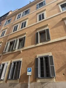 un edificio con finestre e un cartello di parcheggio di fronte ad esso di Residenza Clodio Spanish Steps a Roma