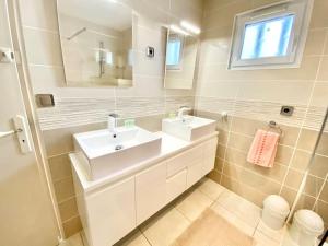 Zdjęcie z galerii obiektu Villa DAMALIX front de mer 5 pax Plage w miejscowości Saint-Raphaël