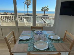 mesa de comedor con vistas a la playa en Le CARROUSEL - Apt VUE MER - Plage à 10 M - CLIM - WIFI, en Canet-en-Roussillon