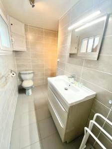 Zdjęcie z galerii obiektu Villa DAMALIX front de mer 5 pax Plage w miejscowości Saint-Raphaël