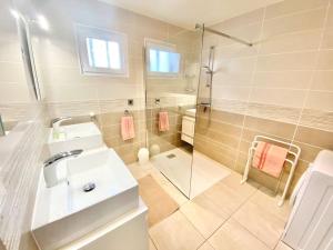 Zdjęcie z galerii obiektu Villa DAMALIX front de mer 5 pax Plage w miejscowości Saint-Raphaël