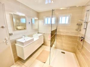 Zdjęcie z galerii obiektu Villa DAMALIX front de mer 5 pax Plage w miejscowości Saint-Raphaël