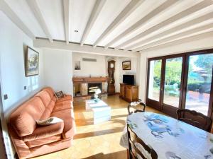 ein Wohnzimmer mit einem Sofa und einem Tisch in der Unterkunft Villa DAMALIX front de mer 5 pax Plage in Saint-Raphaël