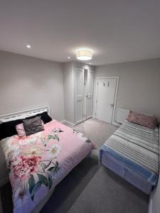 Deluxe central London في لندن: غرفة نوم بسريرين في غرفة