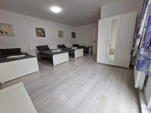ein Wohnzimmer mit Sofas und Tischen in einem Zimmer in der Unterkunft Ferienwohnung mit Smart-TV in Burscheid