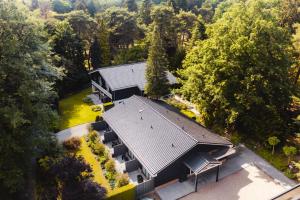 een uitzicht op een huis met een dak bij De Lunterse Boer in Lunteren