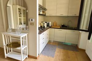Kuchyň nebo kuchyňský kout v ubytování Modern apartment - near Isola distric and Centrale