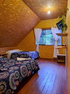 a bedroom with two beds and a window at La Ramada de Mama Elena in Oxapampa