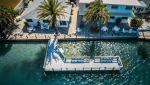 eine Luftansicht eines Hauses mit einer Anlegestelle im Wasser in der Unterkunft The Roth Hotel, Treasure Island, Florida in St Pete Beach