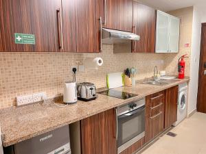 Kuchyň nebo kuchyňský kout v ubytování Cosmos Living Cozy Studio Near Dubai Marina