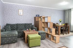 uma sala de estar com um sofá e uma mesa em Panorama Apartment em Velingrad