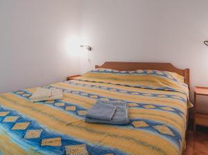 uma cama com duas toalhas em cima em Villa Gromaca em Omišalj