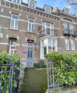 un edificio de ladrillo con una puerta delante de él en HS68-apartment en Maastricht