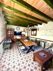 un comedor con mesa y sillas en una habitación en Casa Rural Juan de Austria en Cuacos de Yuste