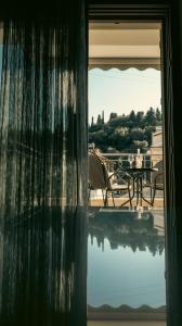 una vista desde una ventana de una mesa y un caballo en Baia Blu Apartments, en Sivota