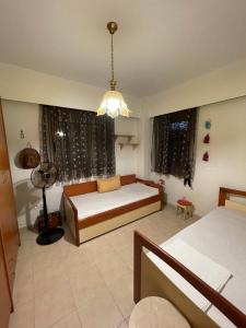カリテア・ハルキディキにあるMP houseのベッドルーム(ベッド1台、ランプ付)