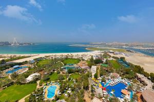 Luftblick auf ein Resort und den Strand in der Unterkunft Habtoor Grand Resort, Autograph Collection in Dubai