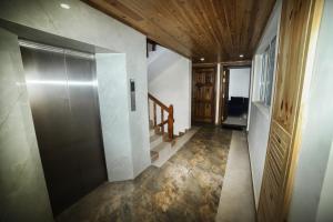 - un couloir d'une maison avec une porte et des escaliers dans l'établissement BNB RESIDENCIES MOUNT LAVINIA, à Dehiwala-Mont Lavinia