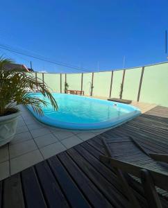 una bañera azul sentada en una terraza junto a la playa en Vila Itanhaém, en Itanhaém