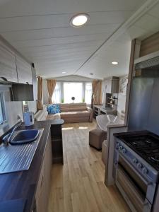 uma cozinha e sala de estar de uma caravana em The beach retreat, Lido Beach, Prestatyn em Prestatyn