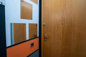 - une rangée de portes en bois dans une chambre dans l'établissement Attic A31 apartament rooftop deluxe, à Santa Maria Capua Vetere