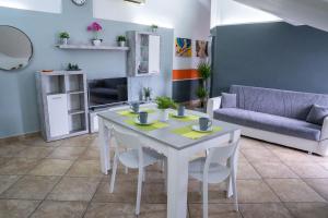 - un salon avec une table blanche et un canapé dans l'établissement Attic A31 apartament rooftop deluxe, à Santa Maria Capua Vetere