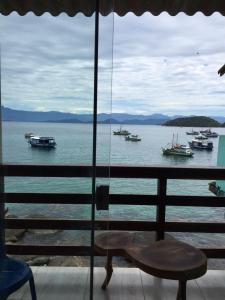 - une vue sur l'océan avec des bateaux dans l'eau dans l'établissement Pousada Gabriel, à Praia de Araçatiba