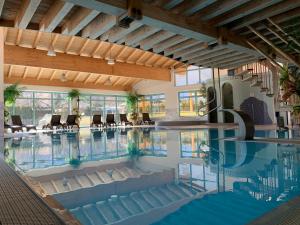 una gran piscina cubierta con sillas en un edificio en Residence Sägemühle, en Prato allo Stelvio