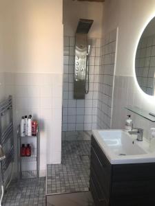 a bathroom with a sink and a mirror at Super location 2, 1min metro 10 min from Camden in London