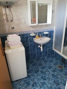 een badkamer met een wastafel en een toilet bij Apartments Jele II in Sveti Petar