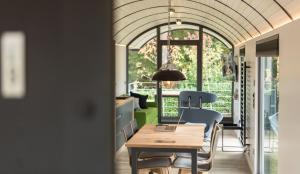 uma sala de jantar com uma mesa e duas cadeiras em LokoMotel-Waggon, Luxus Appartment im Eisenbahnwaggon em Stadtlohn