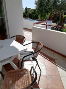 een patio met een tafel en stoelen op een balkon bij Apartments Jele II in Sveti Petar