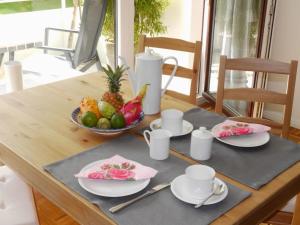 - une table en bois avec un bol de fruits dans l'établissement Henning, à Bad Harzburg