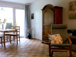 - un salon avec une table et une salle à manger dans l'établissement Henning, à Bad Harzburg