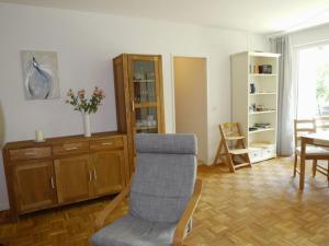 - un salon avec une chaise et une table dans l'établissement Henning, à Bad Harzburg