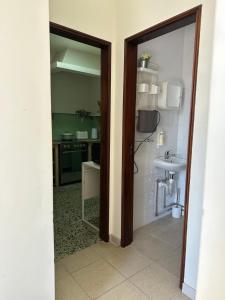 um banheiro com uma pia, um vaso sanitário e um espelho em Casa Valverde I em Amarante mais 10 fotografias