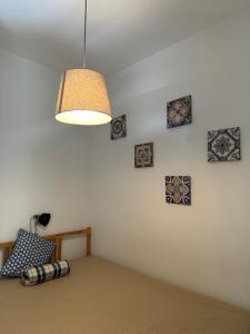 um quarto com um candeeiro e placas na parede em Casa Valverde I em Amarante