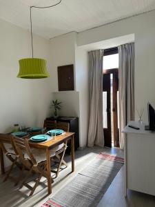 uma sala de estar com mesa e cadeiras e uma janela em Casa Valverde I em Amarante