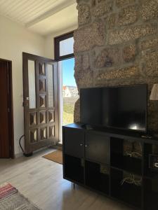 Uma televisão e/ou sistema de entretenimento em Casa Valverde I