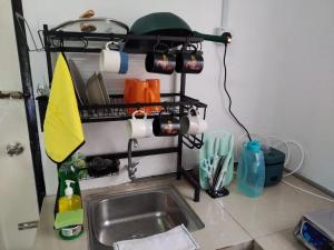 encimera de cocina con fregadero y tendedero en Homestay Embah Ros & Embah Lek, en Hutan Melintang