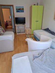 een woonkamer met een bank en een tv bij Apartments Jele II in Sveti Petar
