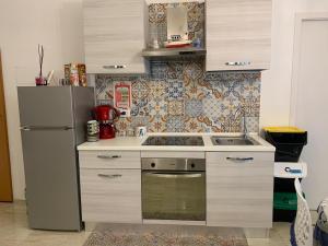 Elle comprend une petite cuisine équipée d'un réfrigérateur et d'un évier. dans l'établissement La casetta, à Barletta