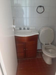 y baño con lavabo y aseo. en Blue Wind en Comodoro Rivadavia