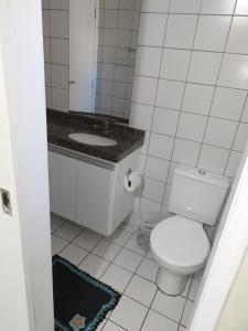フォルタレザにあるCond Costa do Sol com piscinaのトイレと洗面台を備えた白いバスルーム