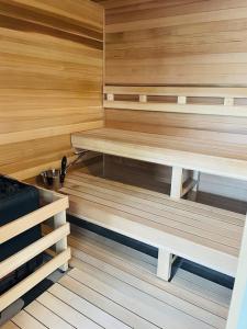 eine Sauna mit Holzwänden und Bänken in einem Zimmer in der Unterkunft Sugar Mountain Mile High Cozy Condo! in Sugar Mountain