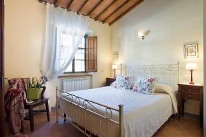 um quarto com uma cama e uma janela em Capanna Cottage em Bucine