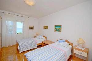 a bedroom with two beds and a window at Lui in Gradac