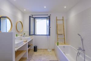 a bathroom with a tub and a sink and a bath tub at La Petite Maussanaise in Maussane-les-Alpilles +12 photos
