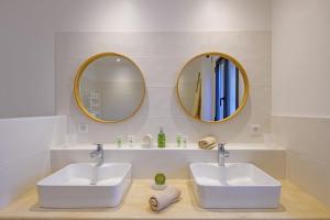 zwei Waschbecken im Bad mit zwei Spiegeln in der Unterkunft La Petite Maussanaise in Maussane-les-Alpilles