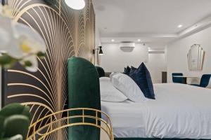 um quarto com uma cama com almofadas azuis e brancas em Initial / Art-déco / Quebec em Cidade de Quebec